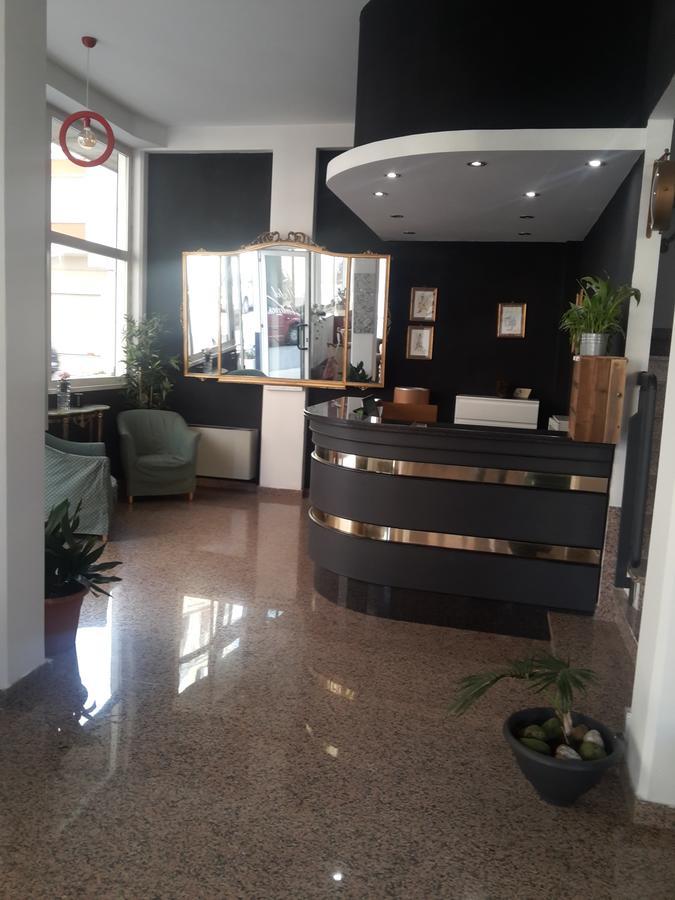 Hotel Antares Garni 朱利亚诺瓦 外观 照片