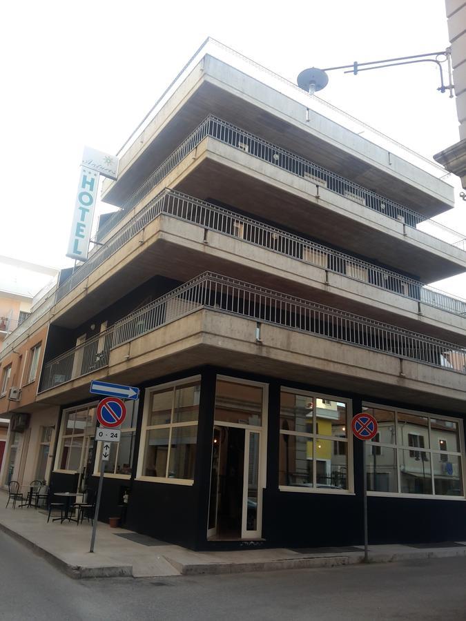 Hotel Antares Garni 朱利亚诺瓦 外观 照片