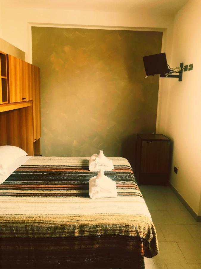 Hotel Antares Garni 朱利亚诺瓦 外观 照片